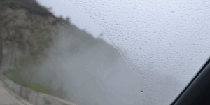 비오는 날 자동차 내부 습기