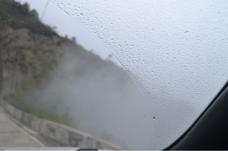비오는 날 자동차 내부 습기